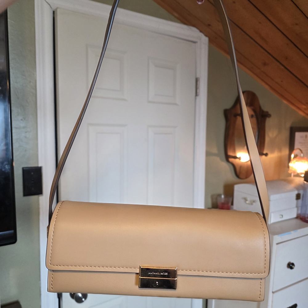 Elegant Cream Leather Michael kors Shoulder Bag - Picture 2 of 5